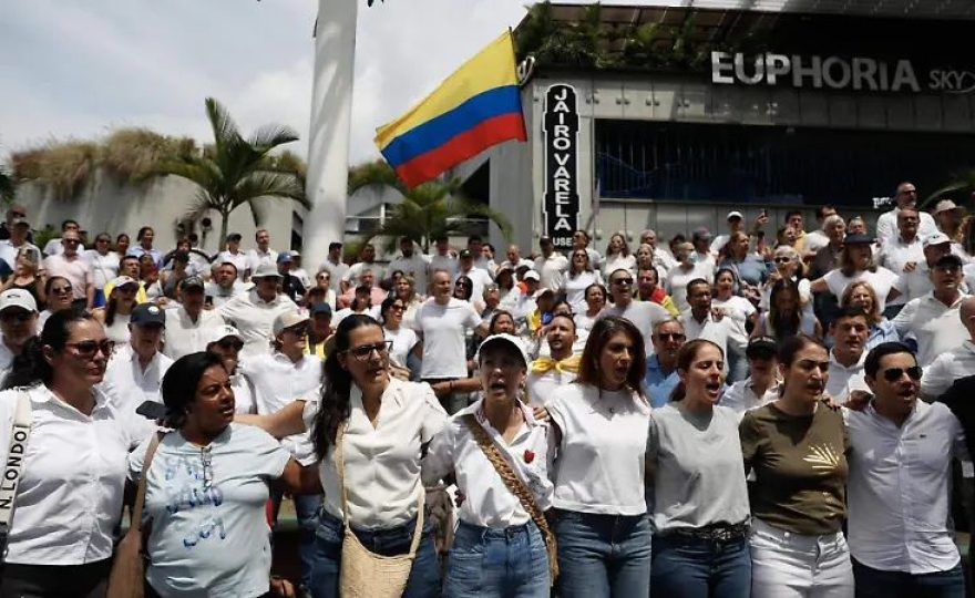 Miles marchan por la vida y la democracia en Colombia tras atentado contra Miguel Uribe Turbay